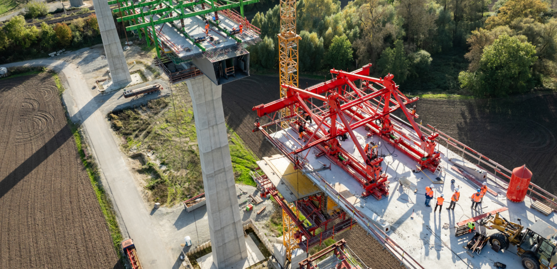 Ansicht der Saalebrücke von oben fotografiert, mit Drohne